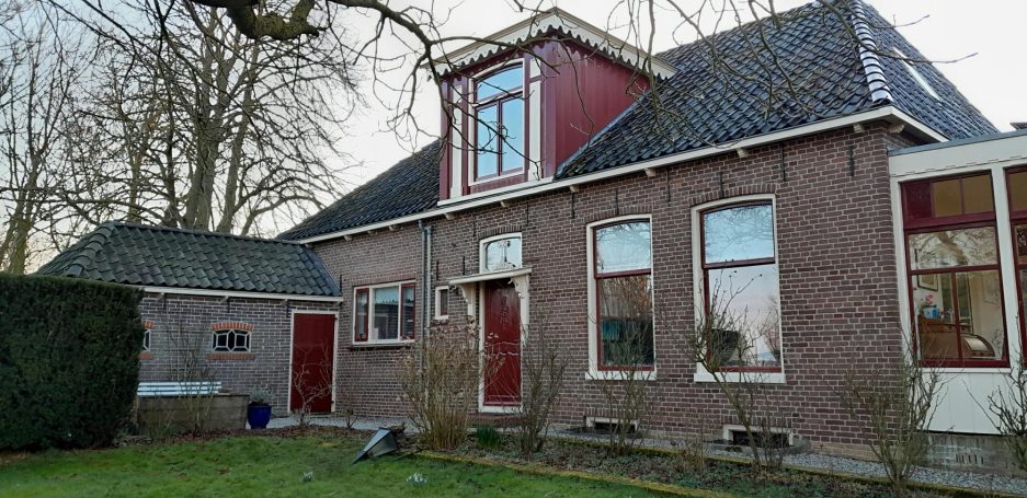 Monumentale pastorie in Gaast met authentieke dagstreep voeg