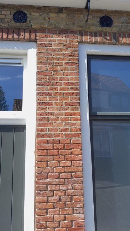 Smalle snijvoeg in Stiens, door Terpstra Gevelrenovatie