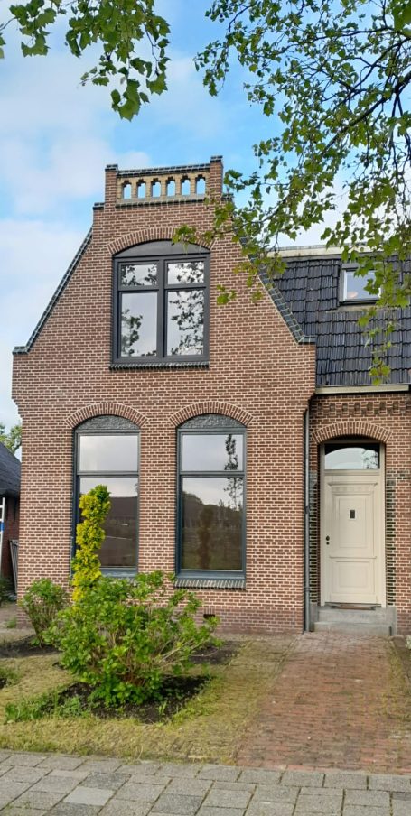 Snijvoeg voorgevel woning Stiens