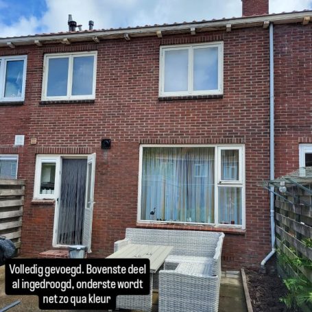 Metselwerk verstevigd door plaatsen wapening, en gevel uitgehakt, gereinigd en opnieuw gevoegd.